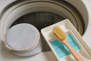 縦型洗濯機のフタが開いている状態。内部の洗濯槽が見えている様子。