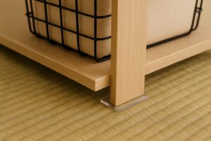 家具の脚の下に保護マットを敷いて畳を守る様子
