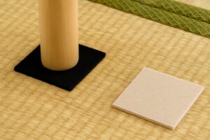 畳の上に置かれた家具の脚を支えるクッションマットの様子