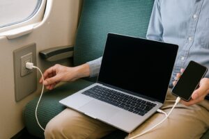 新幹線グリーン車でノートPCとスマートフォンをコンセントで同時に充電している様子
