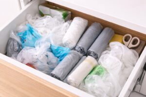 キッチンの引き出しでゴミ袋やレジ袋が乱雑に入っている様子