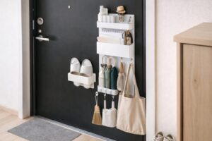 玄関ドアにマグネット収納を取り付けて小物を整理した例