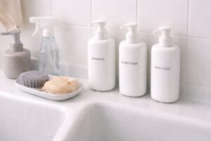 浴室の棚にシャンプーボトルや石けんを置いている様子