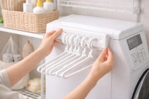洗濯機の側面にハンガー収納フックを取り付けている様子