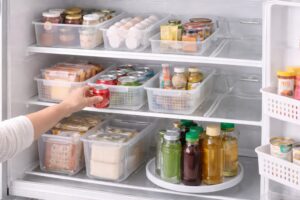 透明ケースで食品や飲み物を種類ごとに分けて収納している冷蔵庫内の様子