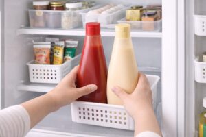 ケチャップとマヨネーズをケースに立てて冷蔵庫内に収納している様子