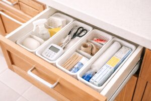 キッチンの引き出し内をケースで区切り、小物を整理して収納している様子