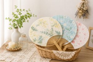 リメイクしたうちわを、かごや花瓶と一緒にナチュラルなインテリアとして飾っている様子