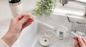 ストローブラシを使って透明なストローの内側を洗っている様子